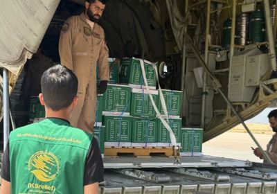 السعودية.. وصول الطائرة الإغاثية الـ84 إلى مطار العريش لدعم غزة