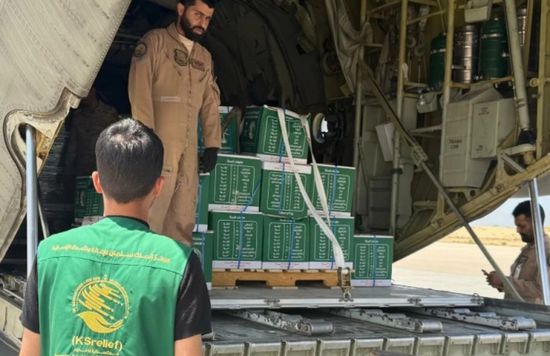 السعودية.. وصول الطائرة الإغاثية الـ84 إلى مطار العريش لدعم غزة