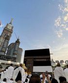 مئات الآلاف يطوفون حول الكعبة عشية بدء مناسك الحج