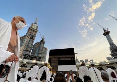 مئات الآلاف يطوفون حول الكعبة عشية بدء مناسك الحج