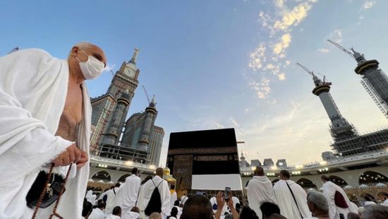 مئات الآلاف يطوفون حول الكعبة عشية بدء مناسك الحج