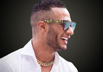 محمد رمضان يظهر بهاتف مصنوع من الذهب بشعار "أسد"