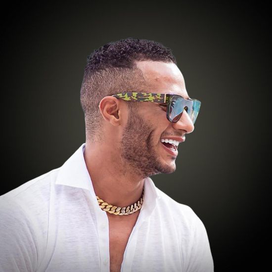 محمد رمضان يظهر بهاتف مصنوع من الذهب بشعار "أسد"