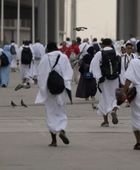 حجاج بيت الله الحرام يتوافدون إلى مشعر منى لقضاء يوم التروية