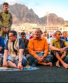 هرهرة والحالمي يؤديان صلاة العيد مع جموع المواطنين في المعلا