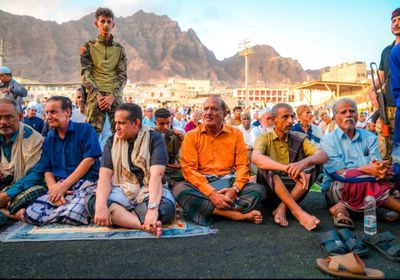 هرهرة والحالمي يؤديان صلاة العيد مع جموع المواطنين في المعلا