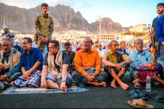 هرهرة والحالمي يؤديان صلاة العيد مع جموع المواطنين في المعلا