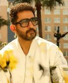 انهيار أحمد حلمي في جنازة والدته.. دموعه أثناء إمامة الصلاة تُشعل تعاطف الجمهور