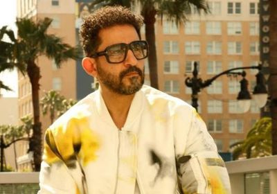 انهيار أحمد حلمي في جنازة والدته.. دموعه أثناء إمامة الصلاة تُشعل تعاطف الجمهور
