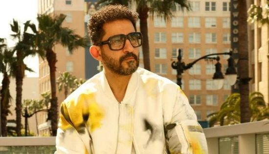 انهيار أحمد حلمي في جنازة والدته.. دموعه أثناء إمامة الصلاة تُشعل تعاطف الجمهور