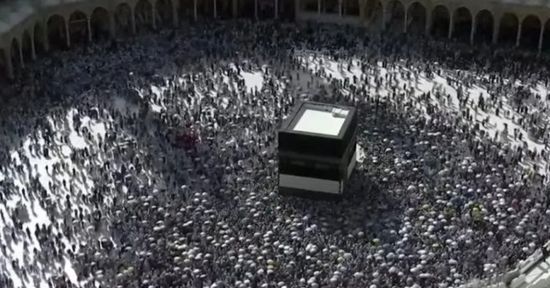 ضيوف الرحمن يتوافدون على المسجد الحرام لأداء طواف الوداع