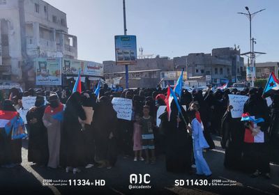 حرائر عدن ينددن بتدهور الخدمات الأساسية خلال وقفة احتجاجية