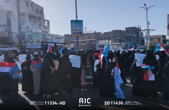 حرائر عدن ينددن بتدهور الخدمات الأساسية خلال وقفة احتجاجية