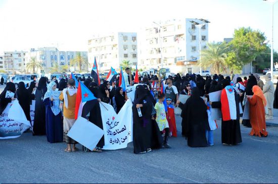 خلال وقفة حاشدة.. نساء عدن يطالبن بإنهاء الأزمات الخدمية والمعيشية