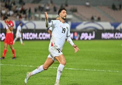 وسام أبو علي يصافح لاعبي منتخب مصر قبل ودية البرازيل