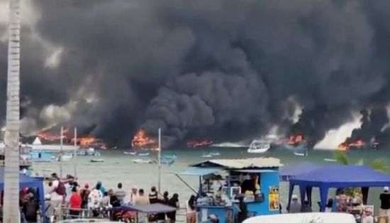 حريق هائل يلتهم عشرات قوارب الصيد في الإكوادور ويصيب شخصين