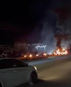 محتجون في فوة يقطعون الطريق العام احتجاجا على انهيار الخدمات