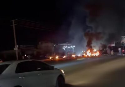 محتجون في فوة يقطعون الطريق العام احتجاجا على انهيار الخدمات