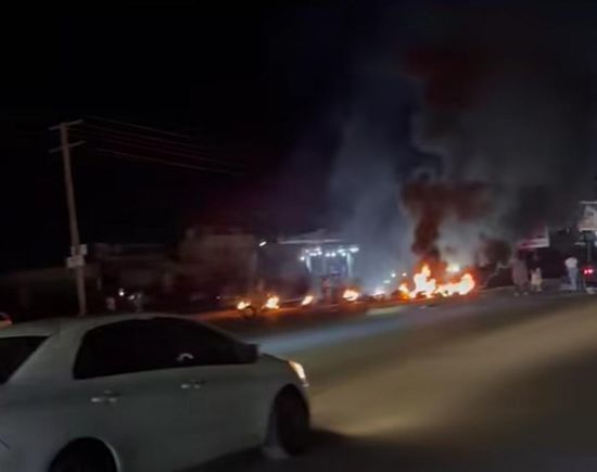 محتجون في فوة يقطعون الطريق العام احتجاجا على انهيار الخدمات