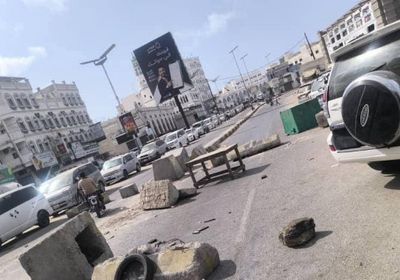 محتجون يقطعون الطرق في المكلا ردا على تردي الأوضاع