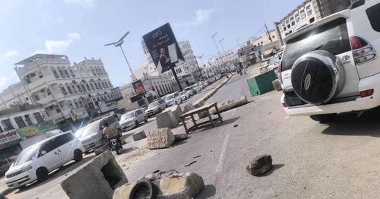 محتجون يقطعون الطرق في المكلا ردا على تردي الأوضاع