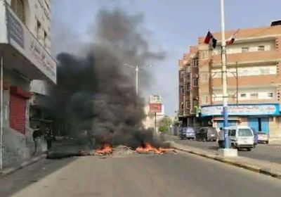 قطع الطرق في العاصمة عدن احتجاجا على تدهور الخدمات