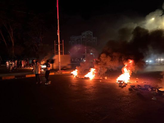 أبناء كريتر يحاصرون قصر معاشيق والأمن يغلق الخطوط