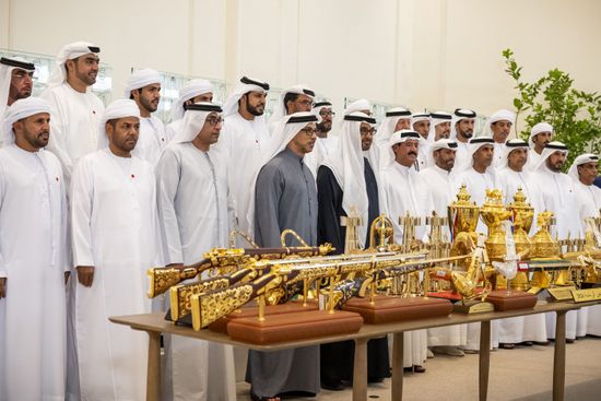 محمد بن زايد يستقبل فريق هجن الرئاسة
