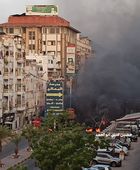 محتجون يقطعون شارع المعلا تنديدًا بانهيار الخدمات الأساسية 