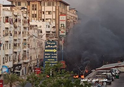 محتجون يقطعون شارع المعلا تنديدًا بانهيار الخدمات الأساسية 