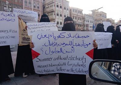 غليان الشارع الجنوبي.. وقفة نساء المكلا تؤكد صمود حضرموت في وجه حرب الخدمات
