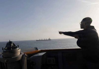 الجيش الأمريكي يتهم إيران باستهداف سفن في هرمز