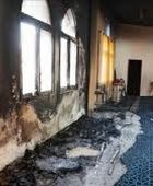 مستوطنون يضرمون النار بمسجد في الضفة الغربية