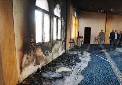 مستوطنون يضرمون النار بمسجد في الضفة الغربية