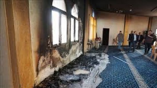 مستوطنون يضرمون النار بمسجد في الضفة الغربية