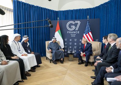 محمد بن زايد يلتقي الرئيس الأمريكي في إيفيان