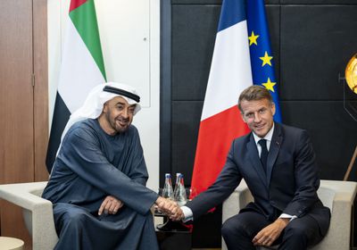 رئيس الإمارات ونظيره الفرنسي يبحثان التطورات الإقليمية