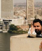 من فوق أسطح القاهرة.. أحمد حاتم يخطف الأنظار بجلسة تصوير استثنائية