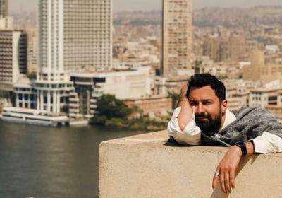من فوق أسطح القاهرة.. أحمد حاتم يخطف الأنظار بجلسة تصوير استثنائية