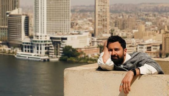 من فوق أسطح القاهرة.. أحمد حاتم يخطف الأنظار بجلسة تصوير استثنائية