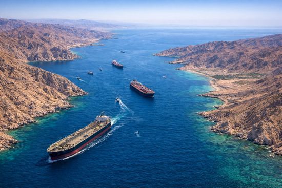 فانس: إعادة فتح مضيق هرمز خفّض أسعار النفط إلى 75 دولاراً