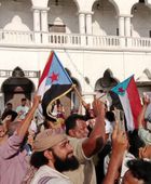 توافد الجماهير إلى ساحة الدلة للمشاركة بمليونية رفض الوصاية