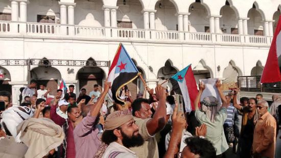 توافد الجماهير إلى ساحة الدلة للمشاركة بمليونية رفض الوصاية