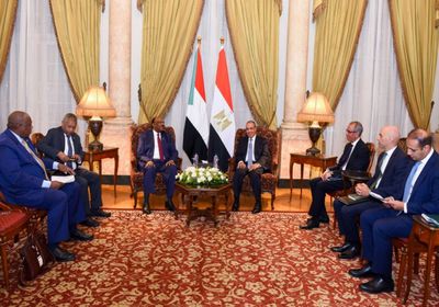 وزير الخارجية المصري يبحث مع نظيره السوداني سبل تعزيز العلاقات الثنائية