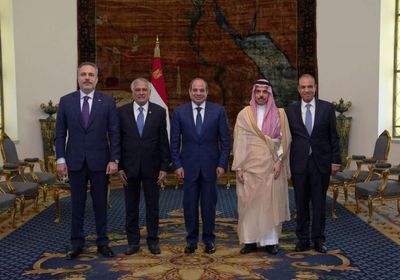 الرئيس المصري يؤكد ضرورة ضمان حرية الملاحة والالتزام بمبادئ حسن الجوار
