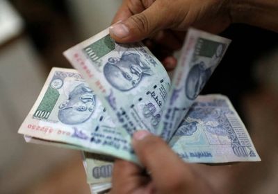 انخفاض النفط يدفع الروبية الهندية لأعلى مستوى في 6 أسابيع