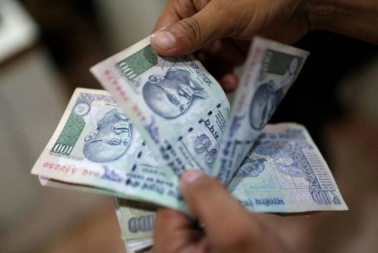 انخفاض النفط يدفع الروبية الهندية لأعلى مستوى في 6 أسابيع