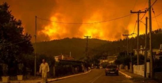 اليونان.. حريق ضخم في جزيرة سيروس