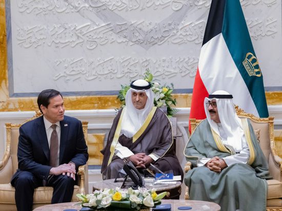 أمير الكويت وزير الخارجية الأمريكي يبحثان المستجدات في المنطقة