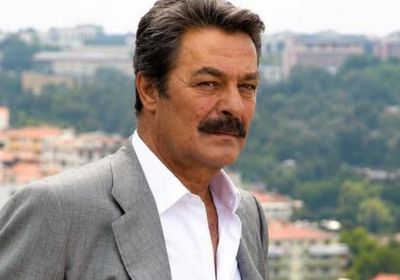 وفاة أيقونة السينما التركية قادر إنانير عن 77 عامًا بعد صراع مع المرض
